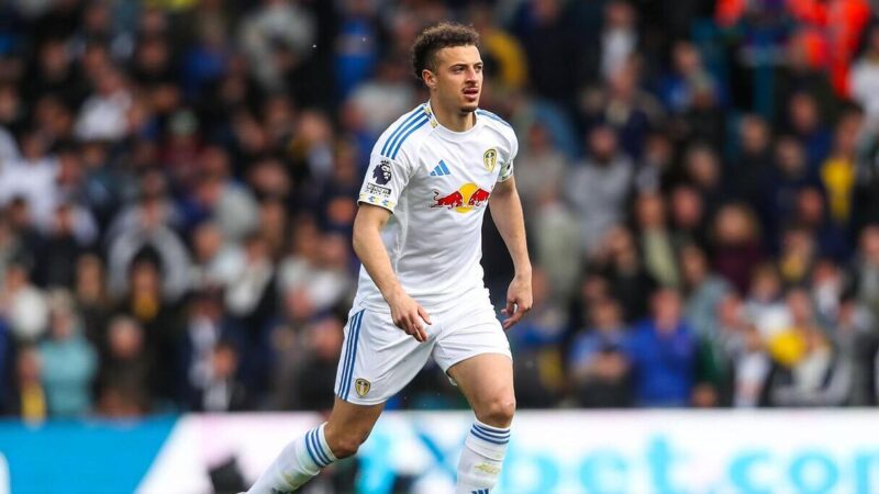 Lo skipper del Leeds Ampadu firma un nuovo contratto a lungo termine con Elland Road