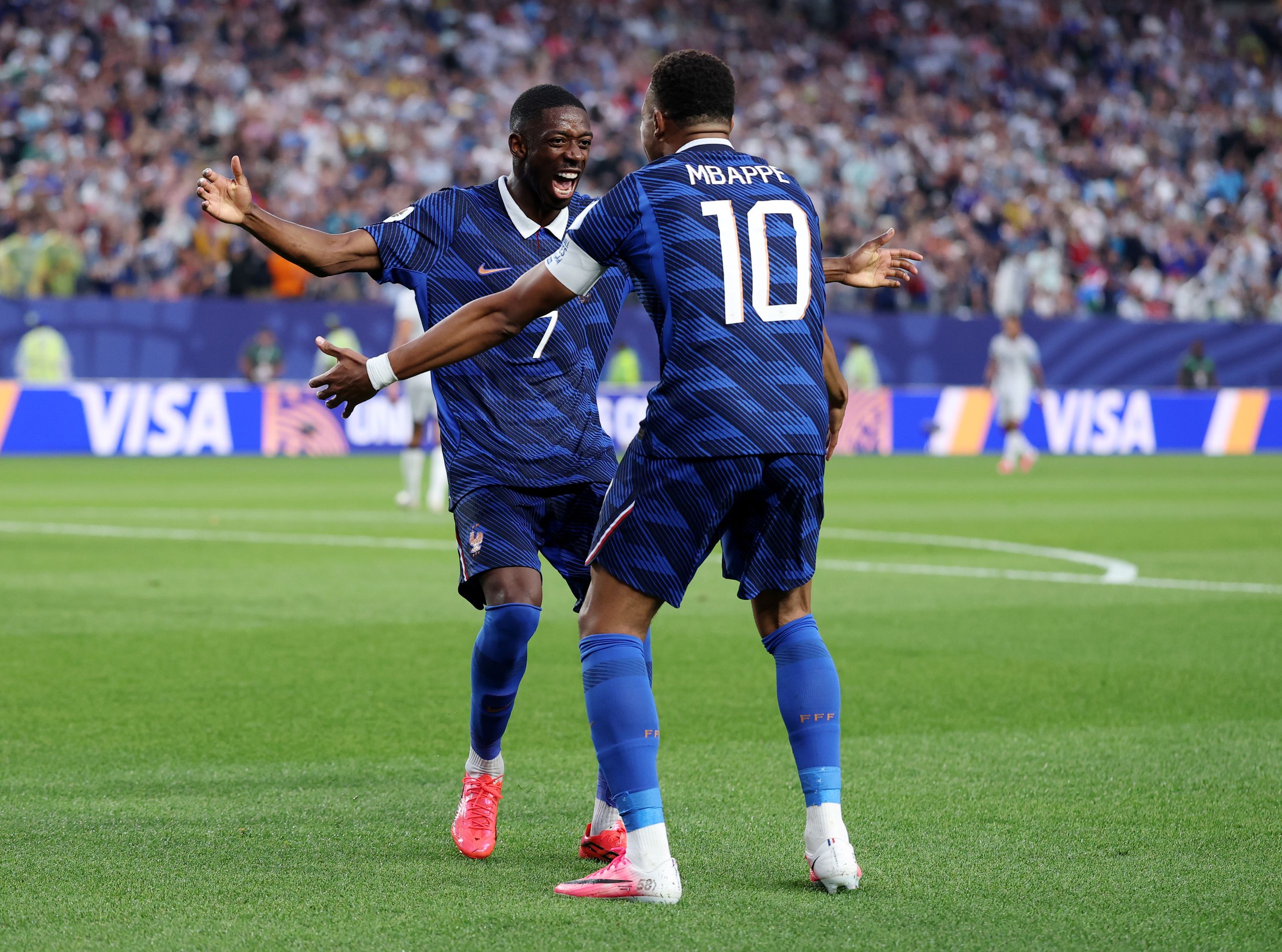 “Ogni volta che vedevo Ousmane Dembele giocare al fianco di Kylian Mbappe per il PSG, sentivo che c’era un leggero complesso di inferiorità, come se minimizzasse le proprie capacità per servire Kylian” Frank Leboeuf su come Dembele è uscito dall’ombra di Mbappe
