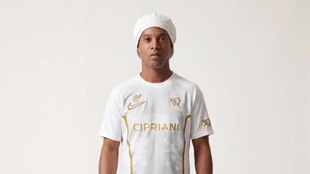 Ronaldinho firma per il Ravenna: “Voglio ballare ancora con la palla”