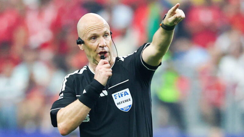 Anthony Taylor si ritira da arbitro dopo 831 partite