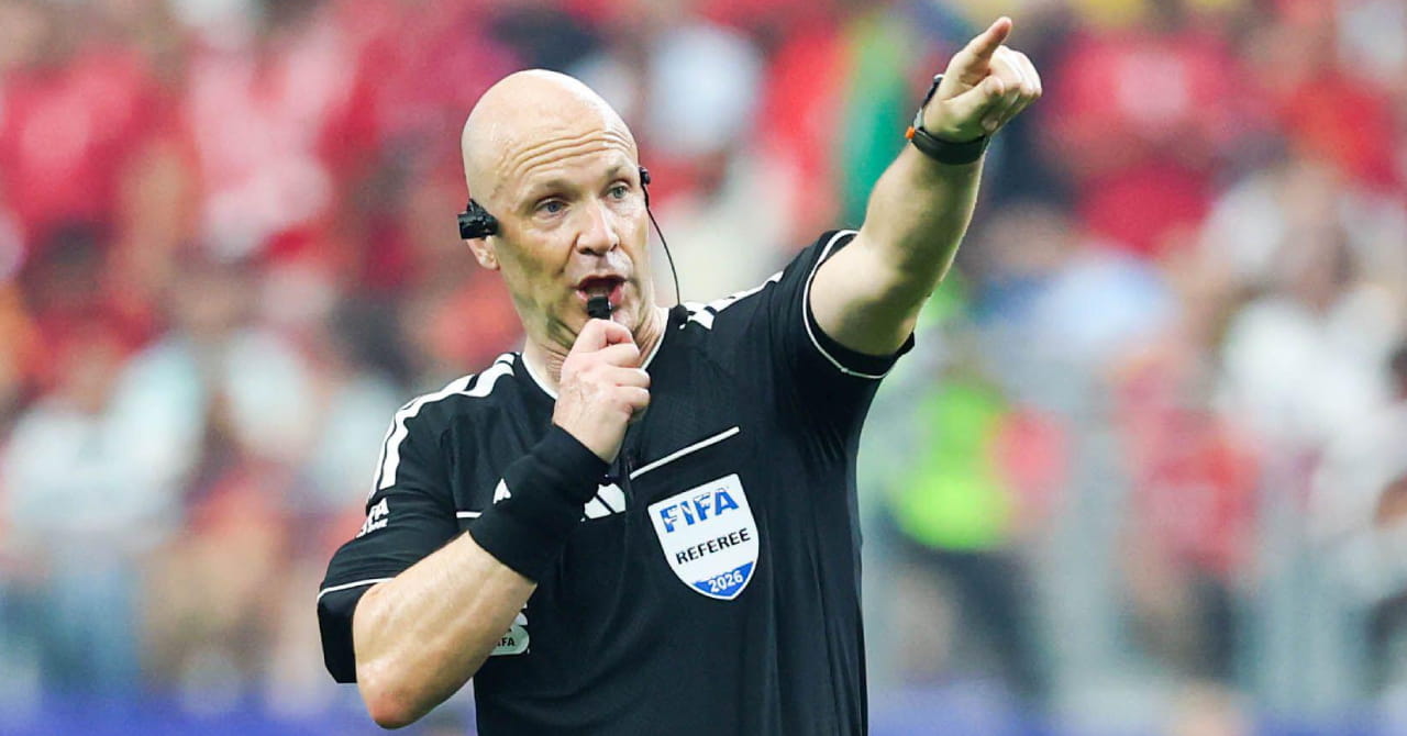 Anthony Taylor si ritira da arbitro dopo 831 partite