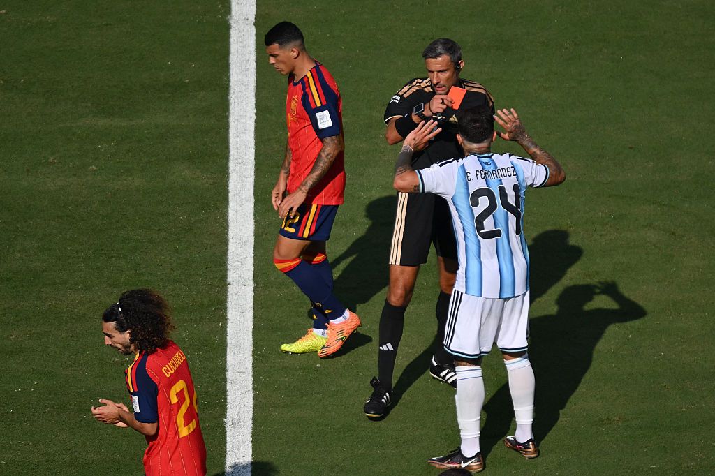 Enzo Fernandez viene espulso dopo aver commesso un contrasto horror alla Coppa del Mondo, mentre Argentina-Spagna entra nei tempi supplementari