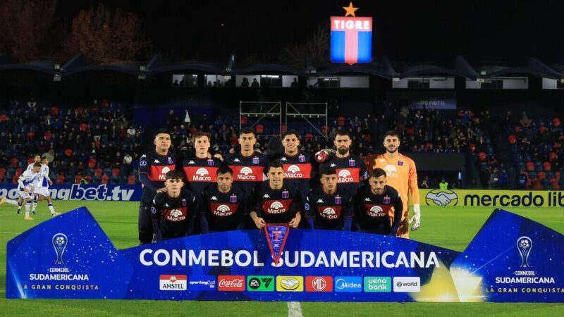 I giocatori del club argentino Tigre espongono la bandiera delle Malvinas dopo la vittoria della Copa Sudamericana
