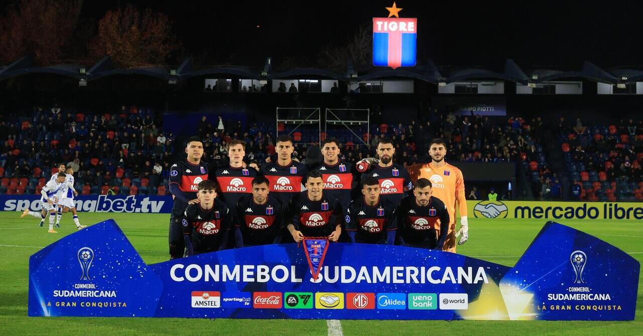 I giocatori del club argentino Tigre espongono la bandiera delle Malvinas dopo la vittoria della Copa Sudamericana