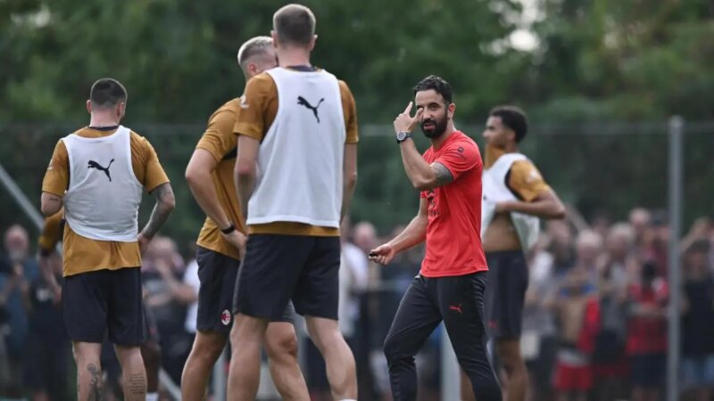 Il Milan deve affrontare un difficile accordo con Karetsas mentre il Genk ha fissato il prezzo richiesto, ma le vendite devono venire prima