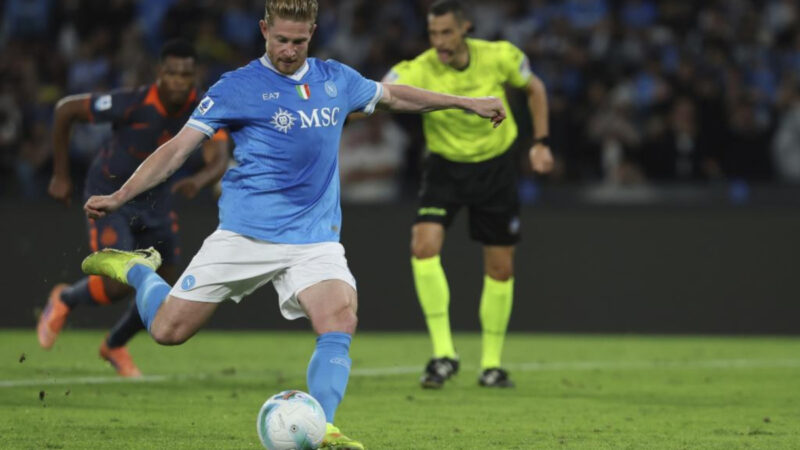 Il Napoli tiene duro con De Bruyne: “Ha un contratto, non deve decidere se restare o andare via”