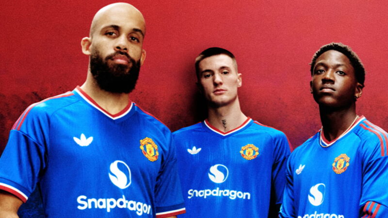 Kit Manchester United 26/27: dettagli completi della nuova maglia e divisa blu da trasferta, costo confermato e modalità di acquisto mentre Bryan Mbeumo, Kobbie Mainoo, Benjamin Sesko e Jess Park posano per le foto in maglia