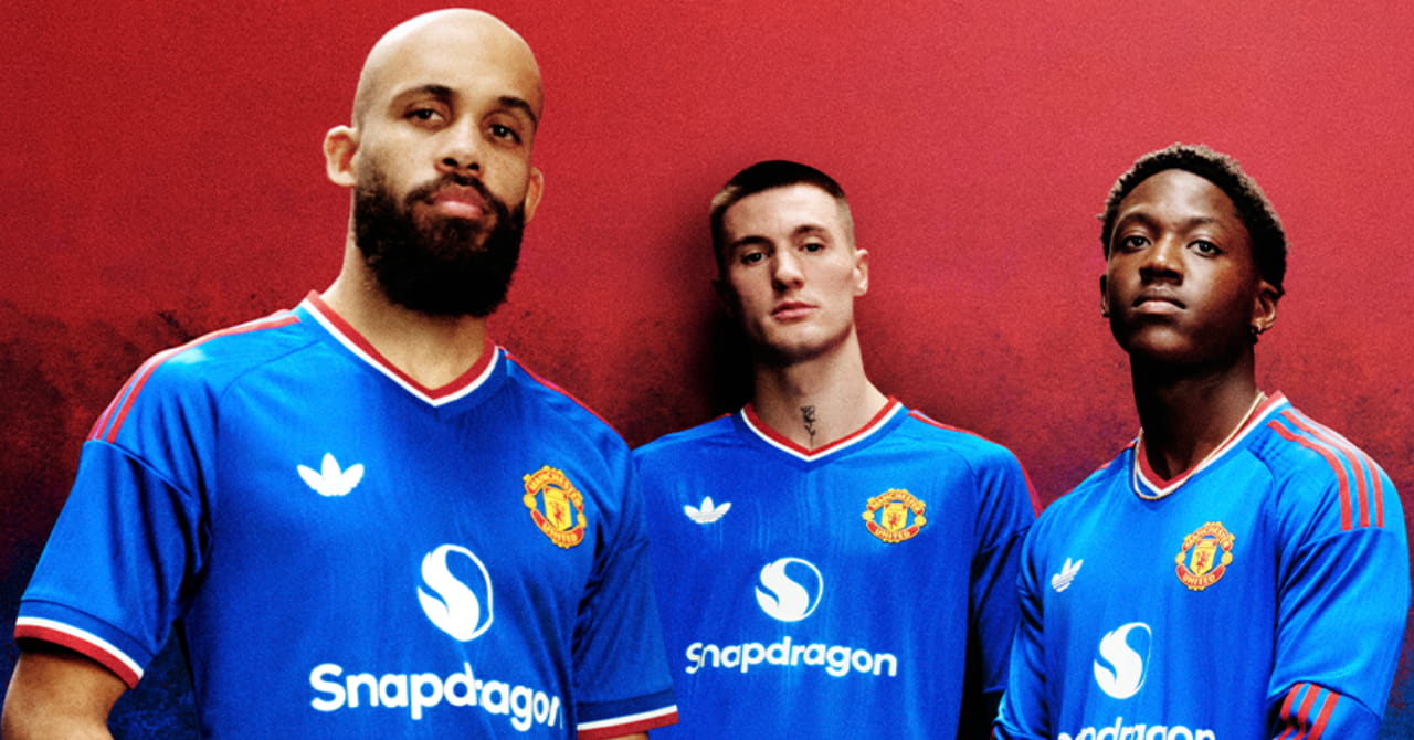 Kit Manchester United 26/27: dettagli completi della nuova maglia e divisa blu da trasferta, costo confermato e modalità di acquisto mentre Bryan Mbeumo, Kobbie Mainoo, Benjamin Sesko e Jess Park posano per le foto in maglia