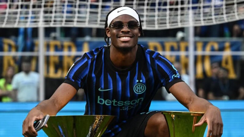 L’Inter si muove per assicurarsi il futuro di Bisseck e Carlos Augusto con nuovi contratti
