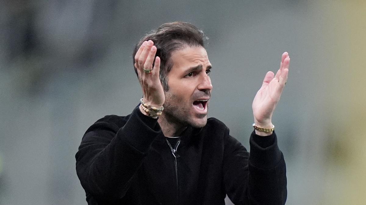L’avvertimento di Cesc Fàbregas: “Potremmo giocare la Champions League con una rosa di 16 o 17 giocatori”