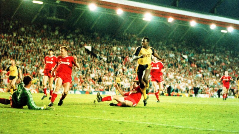 “Più ti allontani dalla vittoria del titolo dell’Arsenal ad Anfield, più diventa speciale, poiché è una partita che non si ripeterà mai. È stata una notte speciale, speciale” Alan Smith sulla leggendaria partita decisiva dell’Arsenal nel 1989