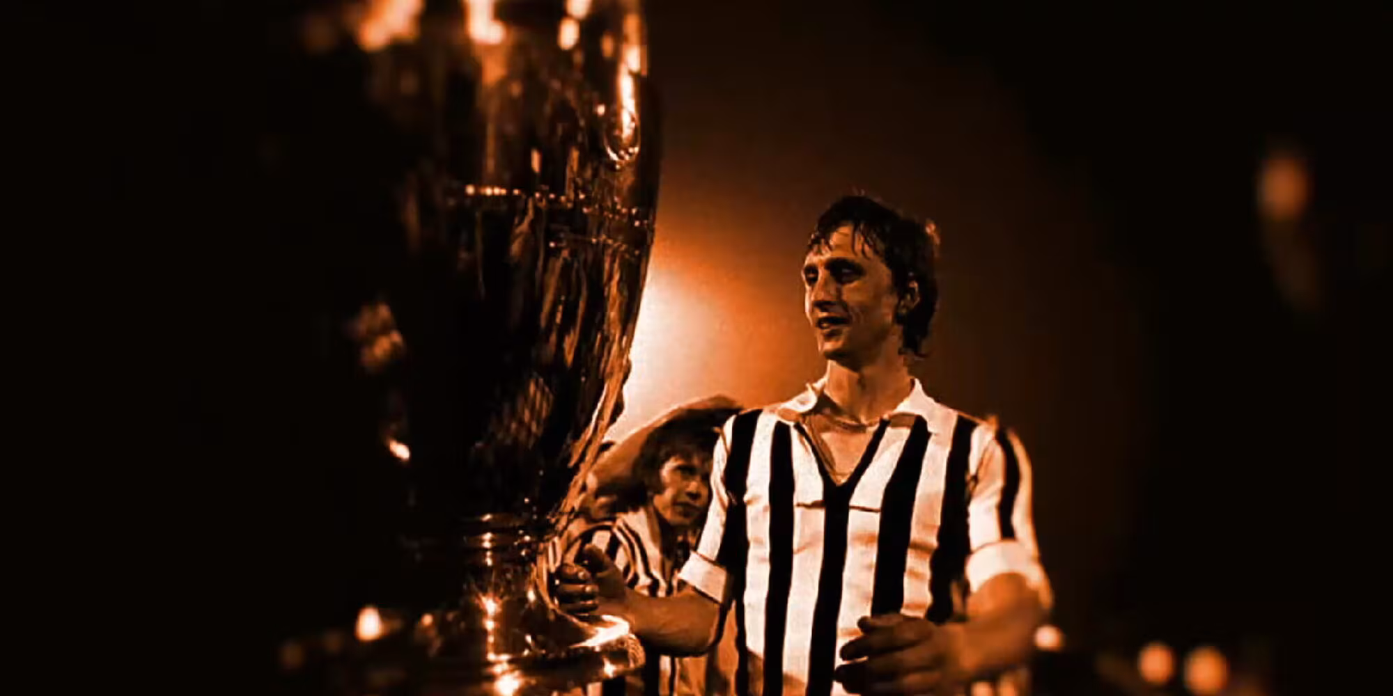 TS – C’è la Juve sulla nuova maglia da trasferta dell’Ajax: ecco il perché