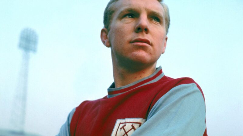 «Bobby si asciugò le mani prima di stringere quelle della regina per non sporcarle i guanti. Chi lo fa dopo aver vinto la Coppa del Mondo? Un uomo immacolato con un carattere immacolato’ Sir Geoff Hurst spiega perché ammirava Bobby Moore