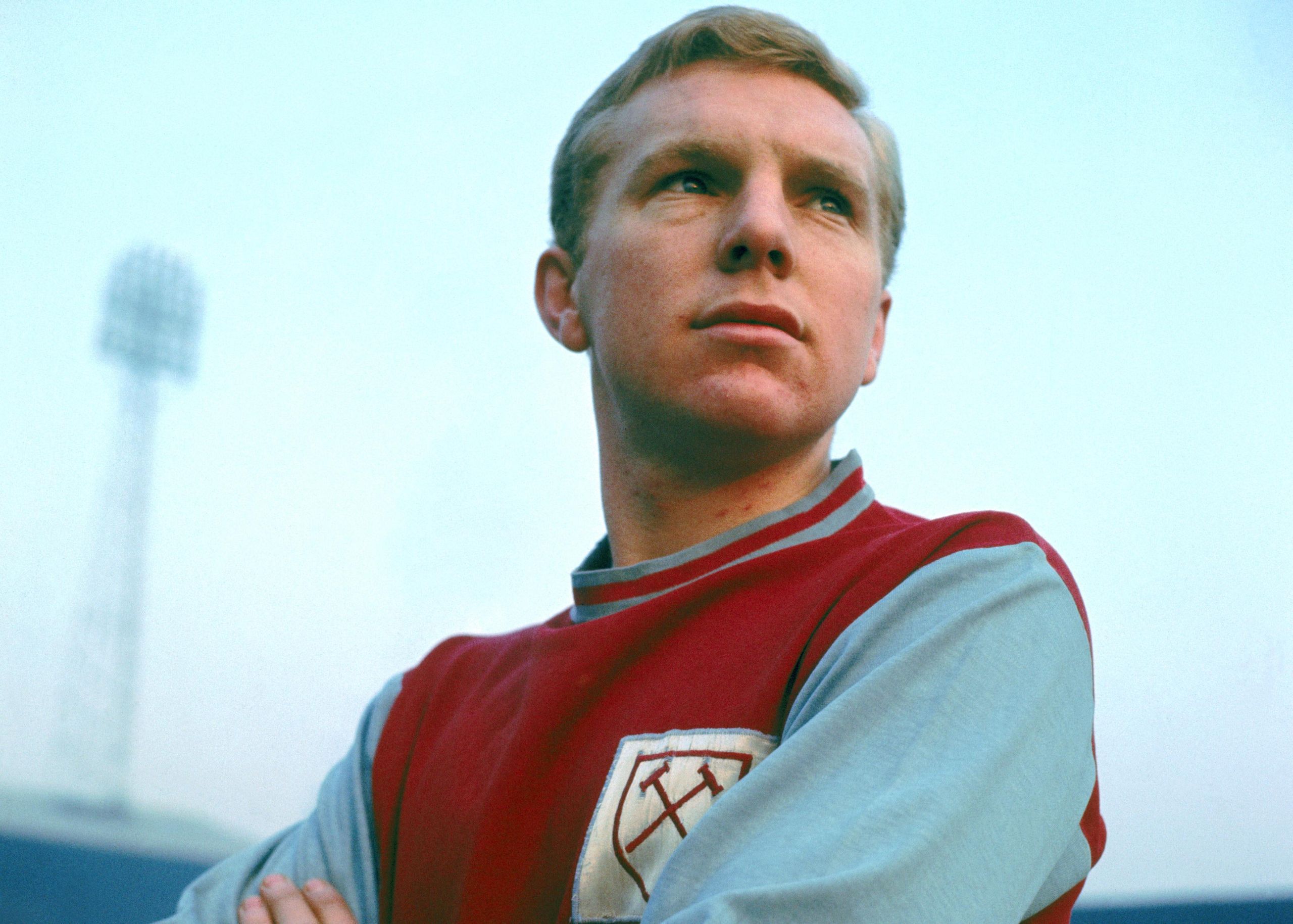 «Bobby si asciugò le mani prima di stringere quelle della regina per non sporcarle i guanti. Chi lo fa dopo aver vinto la Coppa del Mondo? Un uomo immacolato con un carattere immacolato’ Sir Geoff Hurst spiega perché ammirava Bobby Moore