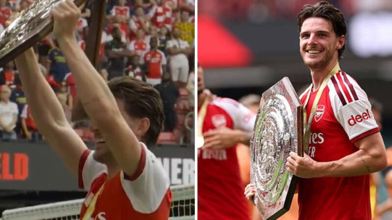 Declan Rice colpito in faccia dal Community Shield durante i festeggiamenti dell’Arsenal