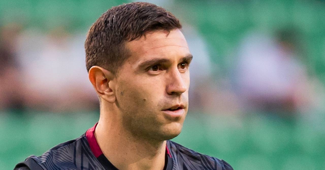 Il Chelsea considera la mossa per il portiere dell’Aston Villa Martinez