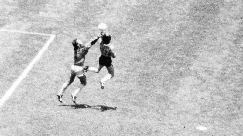 Il pallone “Mano di Dio” di Maradona viene venduto all’asta per 2,5 milioni di sterline
