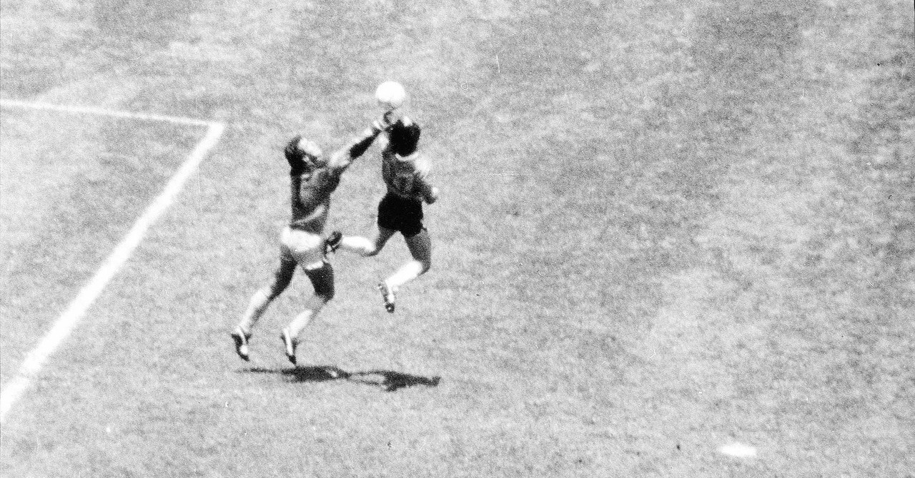 Il pallone “Mano di Dio” di Maradona viene venduto all’asta per 2,5 milioni di sterline