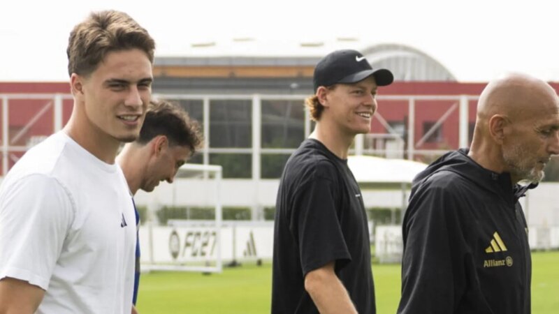 TS – Tutti con Yildiz: la chiamata di Elkann, l’abbraccio di Sinner e il regalo di Natale per Spalletti