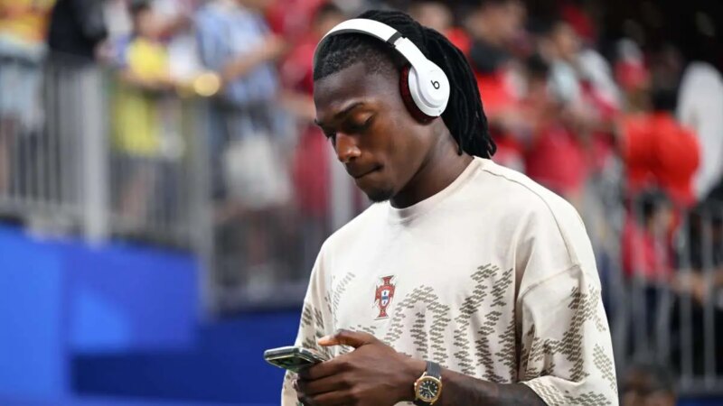Ultimo trasferimento di Rafael Leao: l’Aston Villa tiene i colloqui con il Milan mentre il Galatasaray rimane in corsa