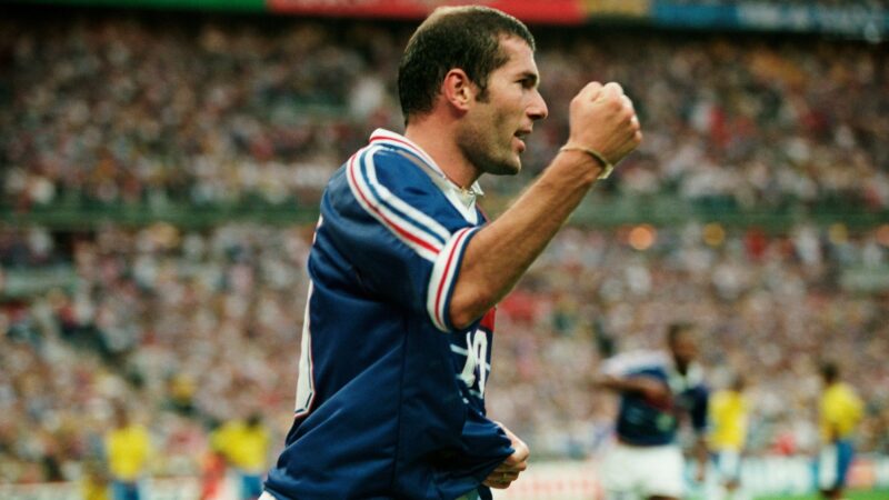 “Zinedine Zidane ha avuto un inizio difficile nella vita, ma ce l’ha fatta. Ha fatto innamorare la gente del calcio francese. Giocare al suo fianco è stato un onore” Djibril Cisse racconta cosa vuol dire schierarsi al fianco di una leggenda