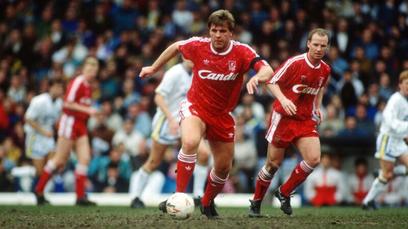“Alan Hansen avrebbe potuto giocare oggi. Ha letto la partita in modo eccezionale ed era molto a suo agio con la linea alta” Jan Molby parla in modo entusiasta dei suoi compagni di squadra del Liverpool