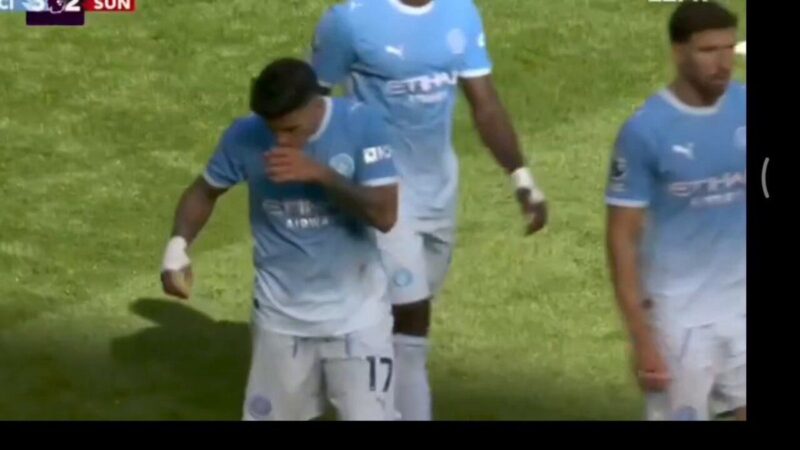 Enzo Fernandez sembra pulire il moccio su Marc Guehi dopo la vittoria del Manchester City