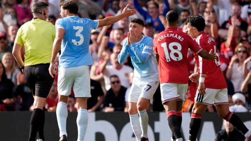 GUARDA: Phil Foden vede il rosso mentre il Manchester City si riduce in 10 uomini contro il Manchester United