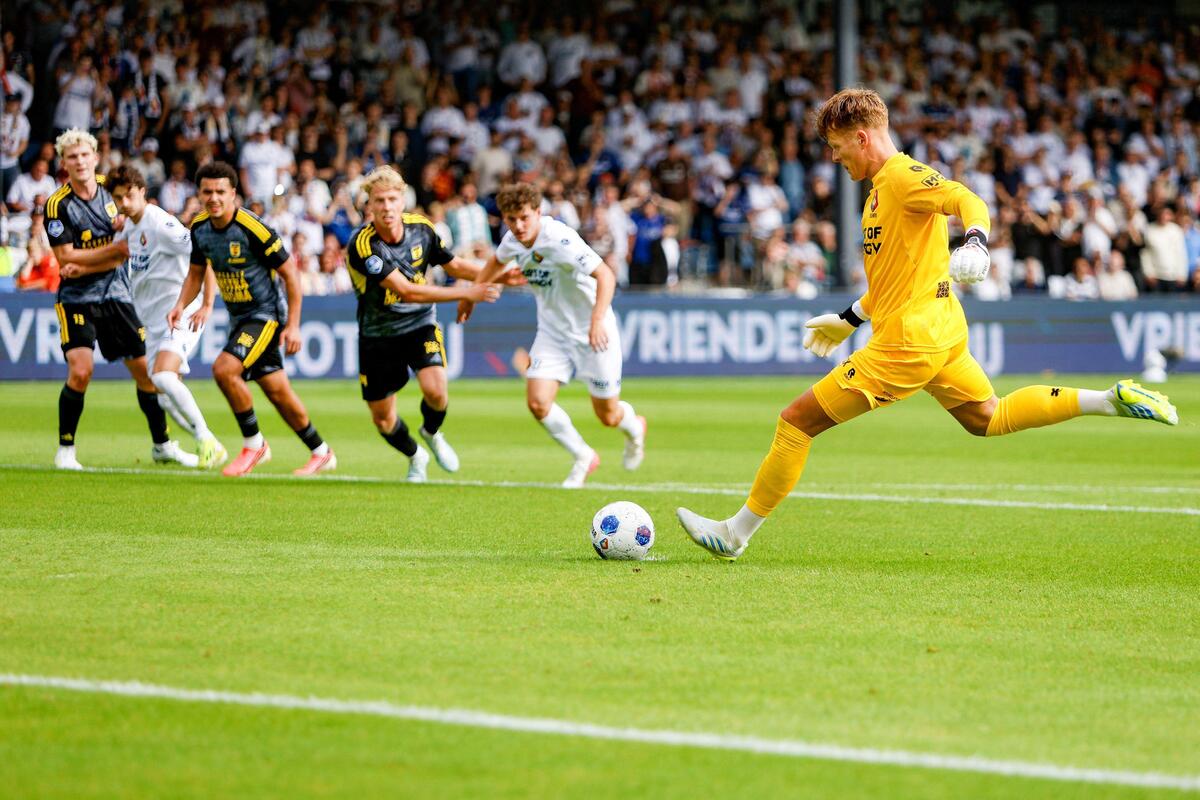 Il portiere segna due volte nella massima serie olandese e salva il punto