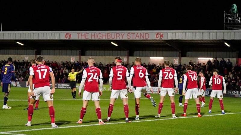 GUARDA: Scene bizzarre durante la partita tra Fleetwood e Arsenal interrotte pochi minuti a causa del drone sullo stadio