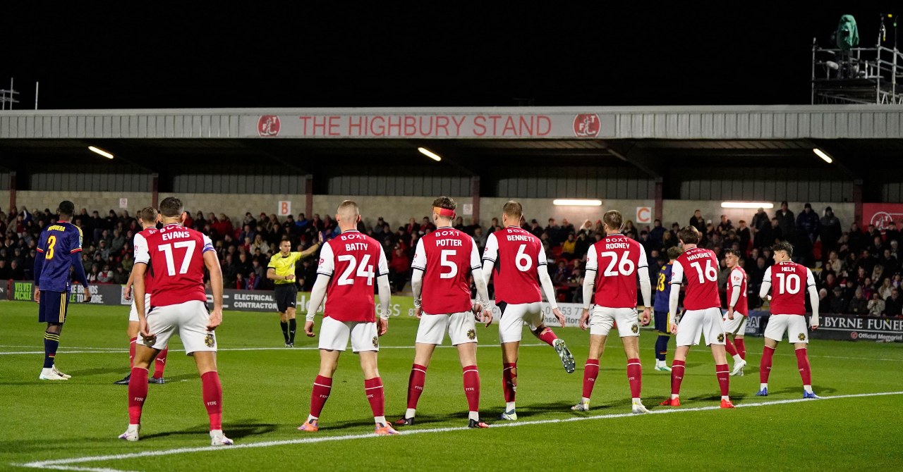 GUARDA: Scene bizzarre durante la partita tra Fleetwood e Arsenal interrotte pochi minuti a causa del drone sullo stadio