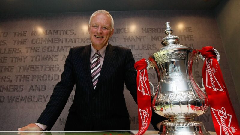 “Simon Jordan è un idiota, sono sicuro che amava il Crystal Palace, ma ha costruito un business che è andato a buon mercato. Altri, come lui, vogliono il successo immediato, ma io non lo faccio davvero” Barry Hearn vuole prima la sostenibilità, poi il successo per la sua nuova squadra di calcio