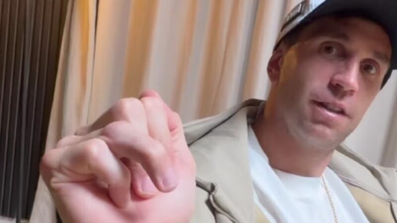 TS – Dibu Martinez, gli scatti shock: la mano non si chiude, “Ho perso la Juve per questo”
